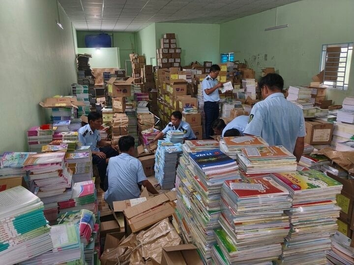 Bat kho gan 80.000 cuon sach giao khoa gia o mien Tay hinh anh