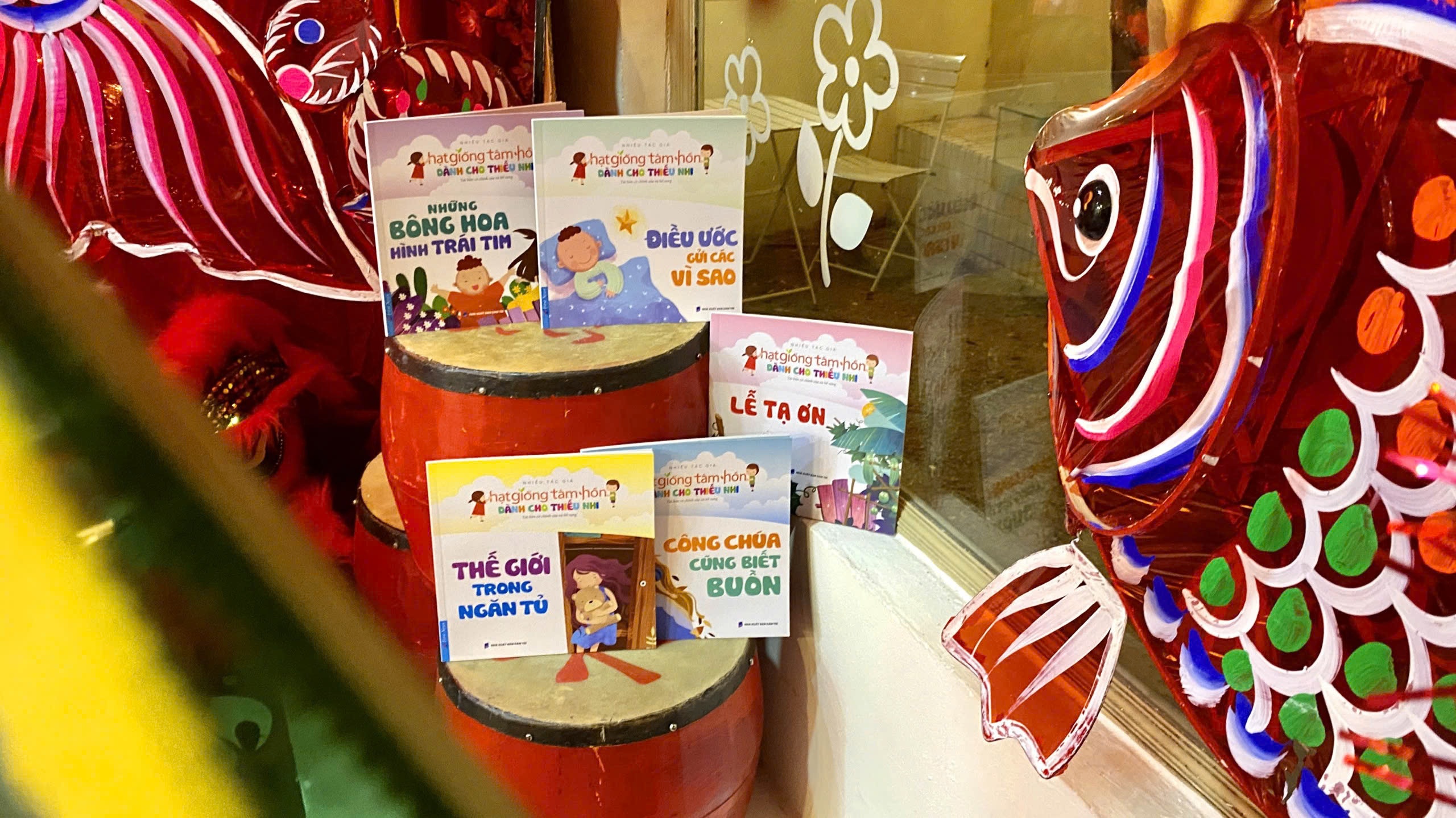 Doc sach pha co, cung em vui Trung thu hinh anh