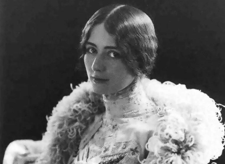 'Day la hoa hau the gioi dau tien? Khong, co ay la vu cong' hinh anh