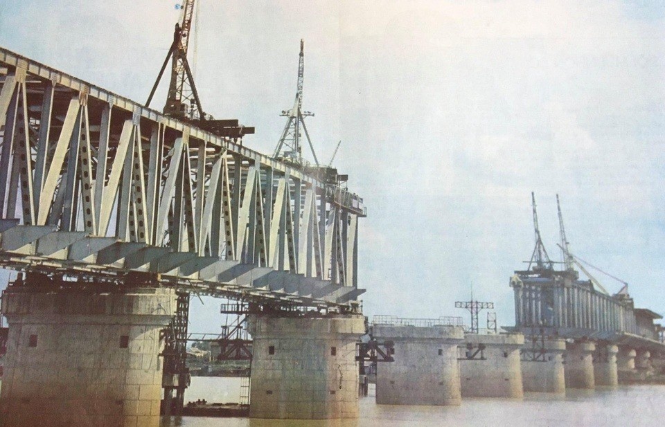 Tai hien cuoc song thoi bao cap o khu tap the xay dung cau Thang Long hinh anh