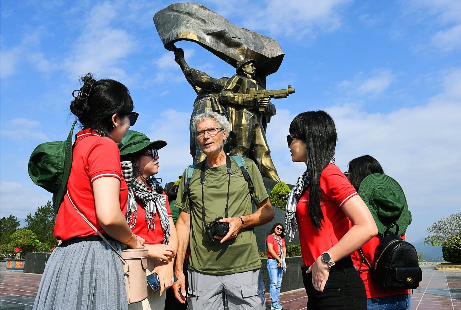 'Hanh trinh ve nguon' cua nguoi lam tuyen giao, bao chi, xuat ban hinh anh