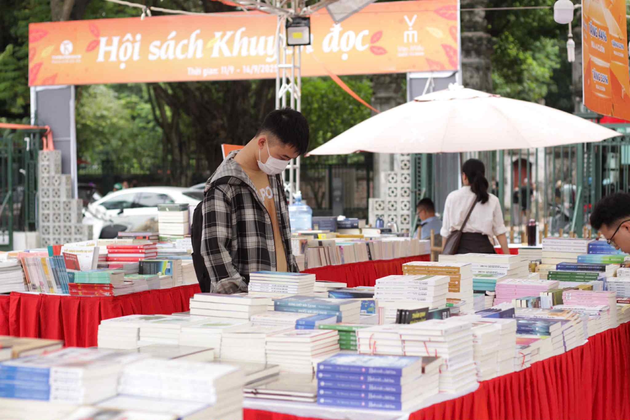 Phien cho khuyen doc nuoi duong tinh yeu sach, lan toa van hoa doc hinh anh