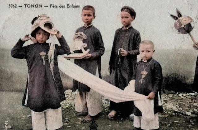 Co trong trang cua nhung co gai trong gia dinh thuong luu Ha Noi xua hinh anh