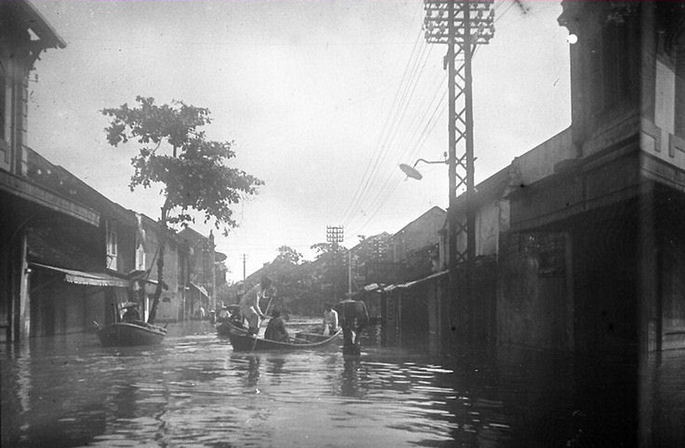 Hoat dong cuu tro bao lu 100 nam truoc hinh anh