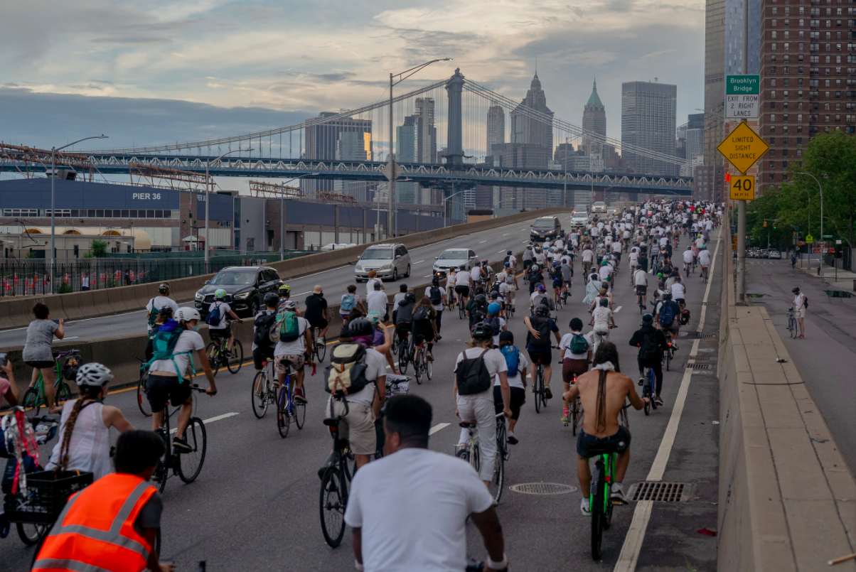 hang nghin nguoi dap xe bieu tinh tai NYC anh 7