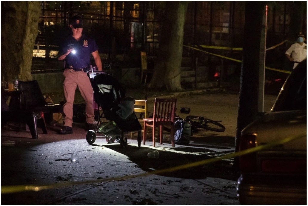 Ngay cuoi tuan nhuom mau o New York, em be 1 tuoi bi ban thiet mang hinh anh