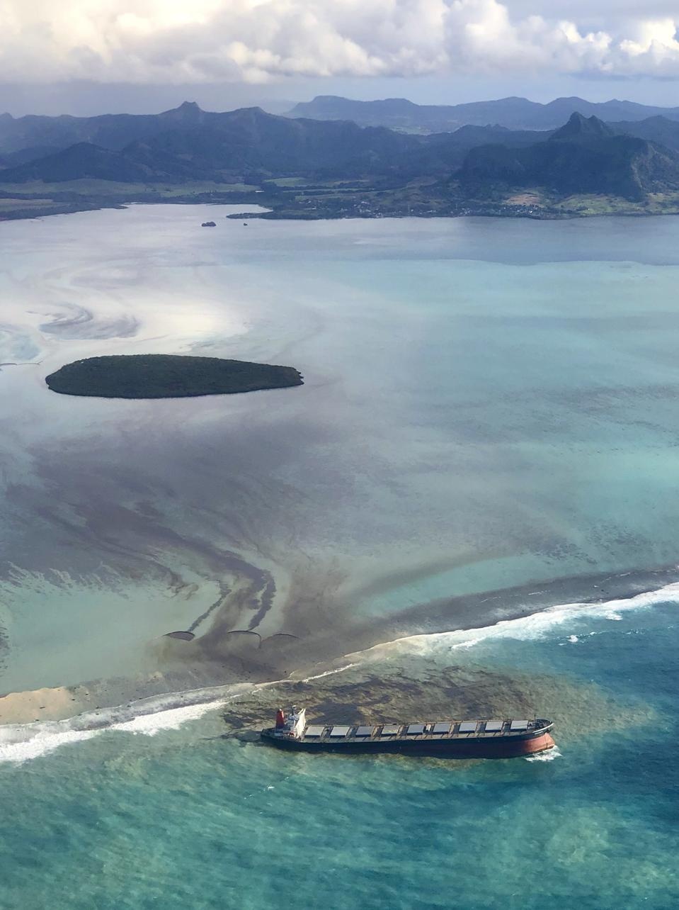 ve tinh phat hien tham hoa tran dau Mauritius anh 1