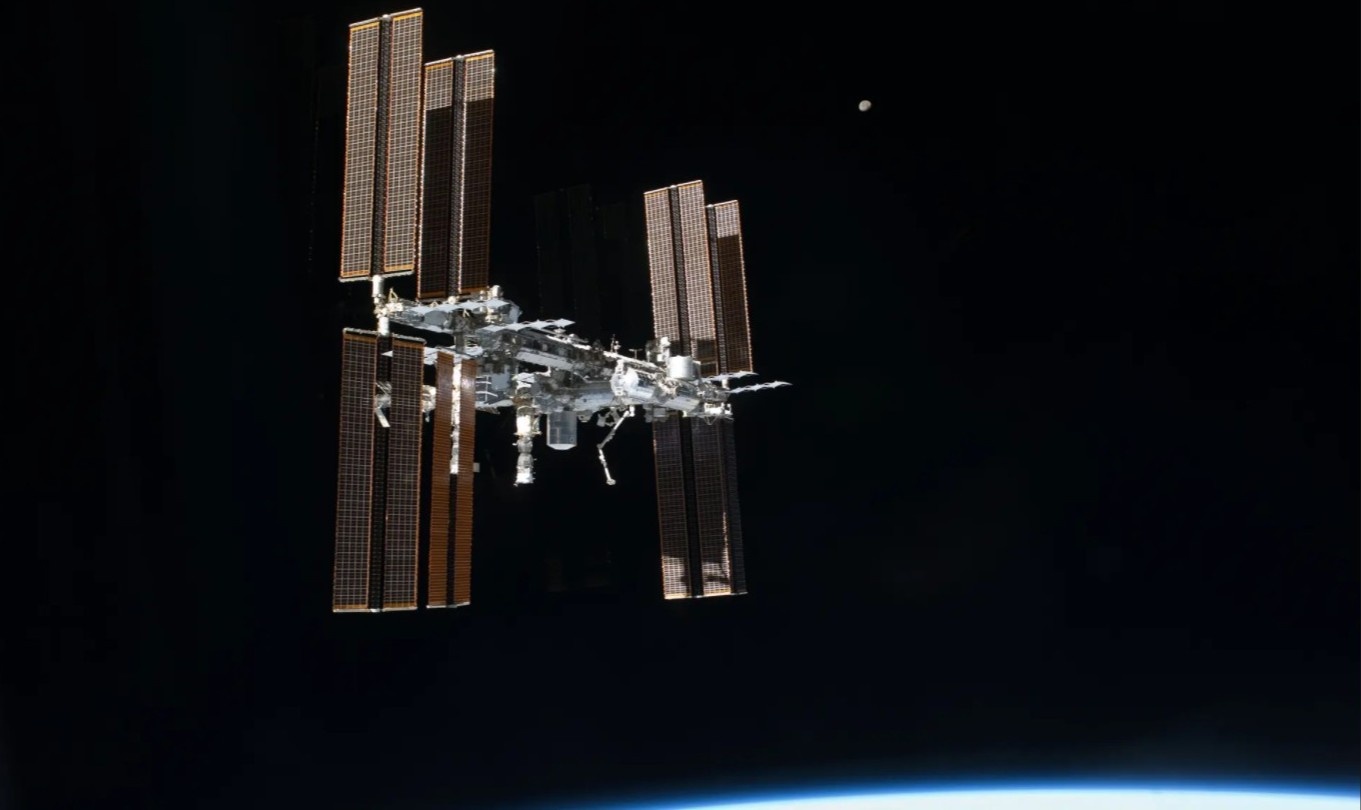 Phi hanh gia ISS dien tap tru an de tranh manh vo khong gian hinh anh