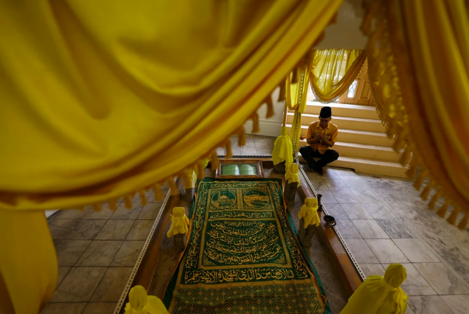 Hau due hoang gia Singapore bi treu choc la 'hoang tu xu ly rac' hinh anh