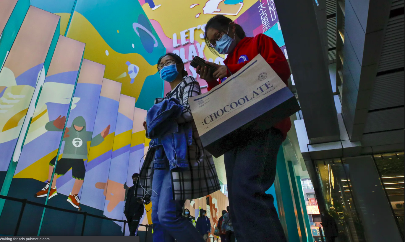 Cua hang Trung Quoc bi tay chay vi goi quan ao co lon la thoi nat hinh anh