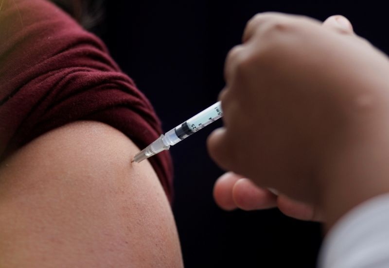 Bac si Mexico phai nhap vien sau khi duoc tiem vaccine Covid-19 hinh anh