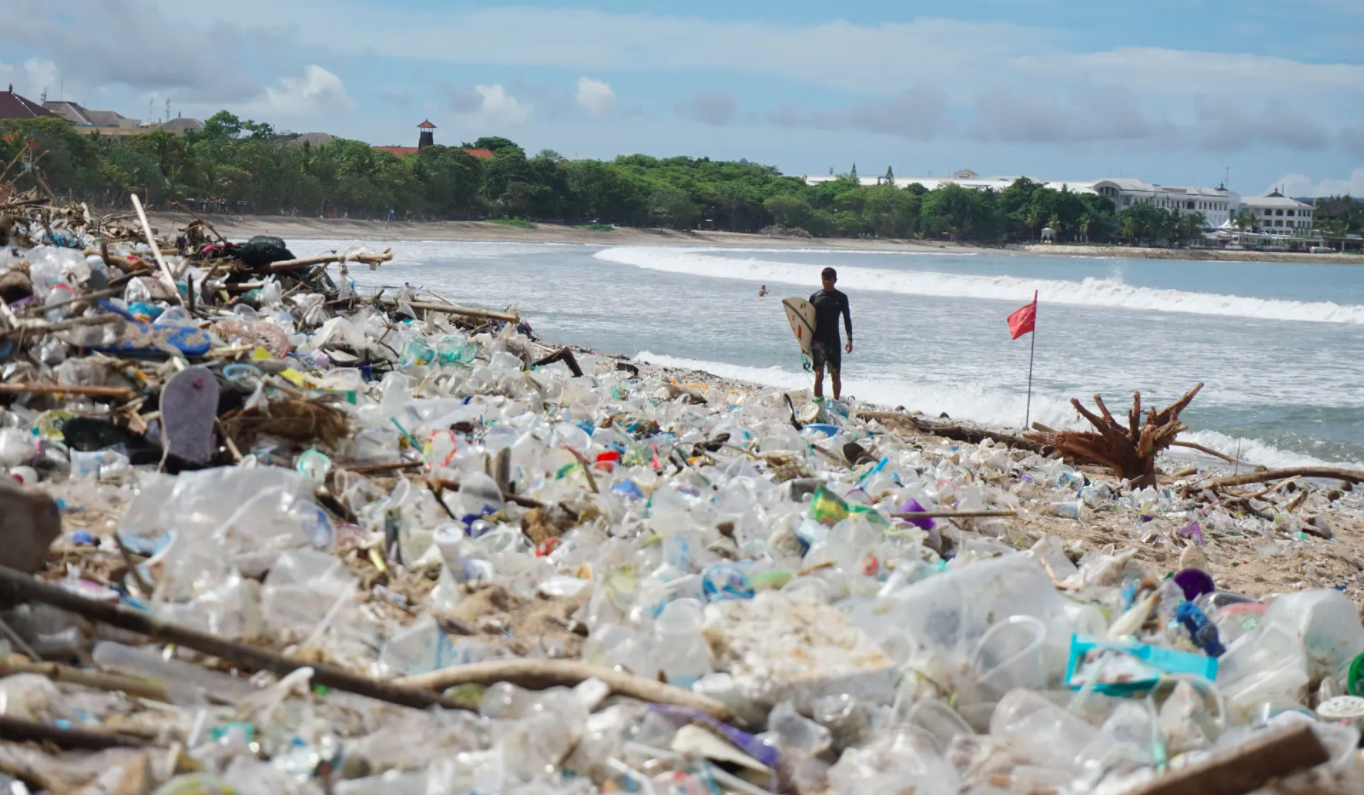 Bai bien Bali bi chon vui trong rac thai nhua khi gio mua ve hinh anh