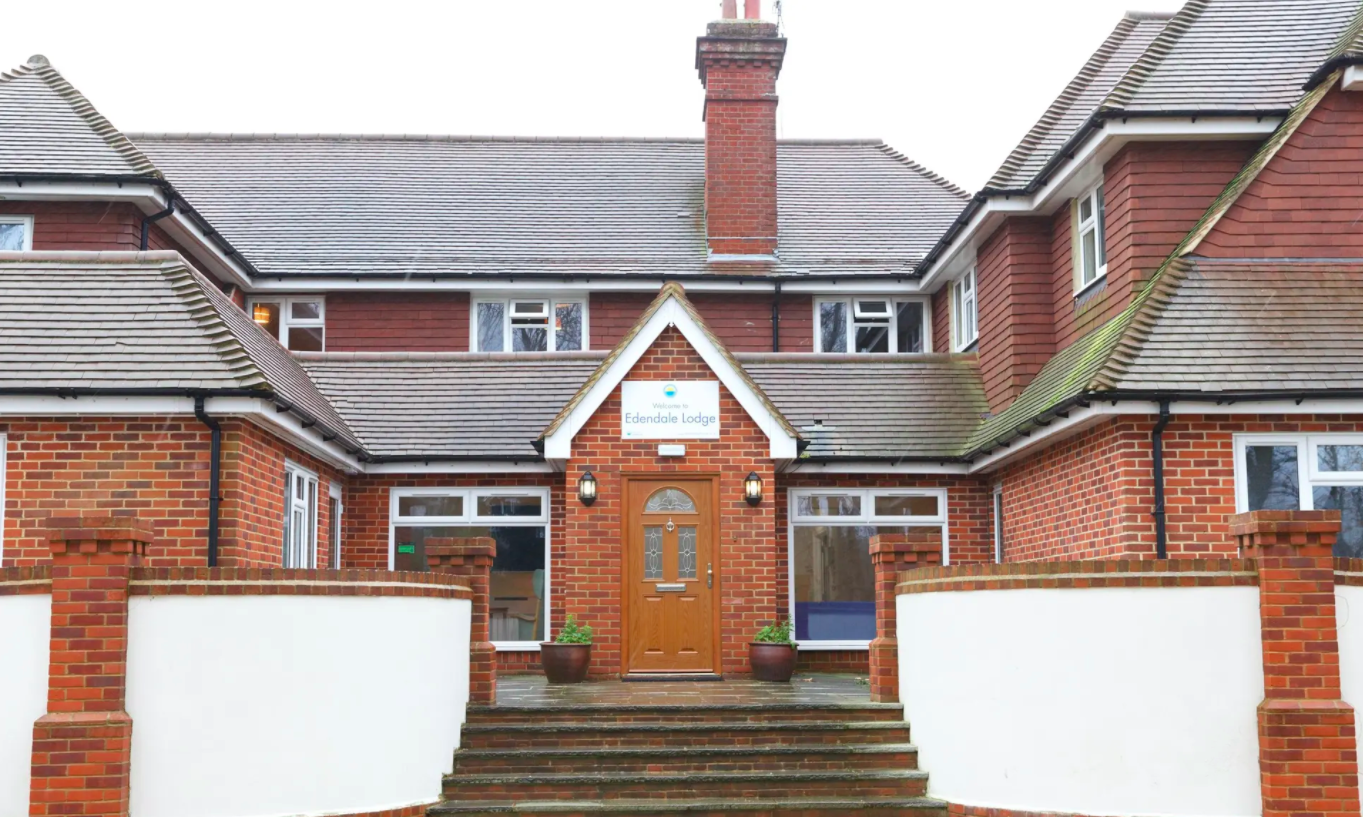 Nua so cu dan mot vien duong lao chet vi Covid-19 o Anh hinh anh