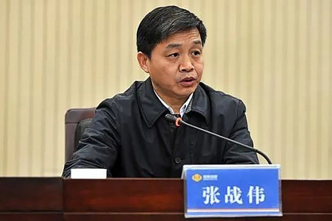 Tat cap duoi noi cong cong, quan chuc Trung Quoc bi sa thai hinh anh