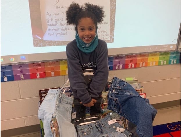 Be gai bat binh vi quan khong co tui that hinh anh