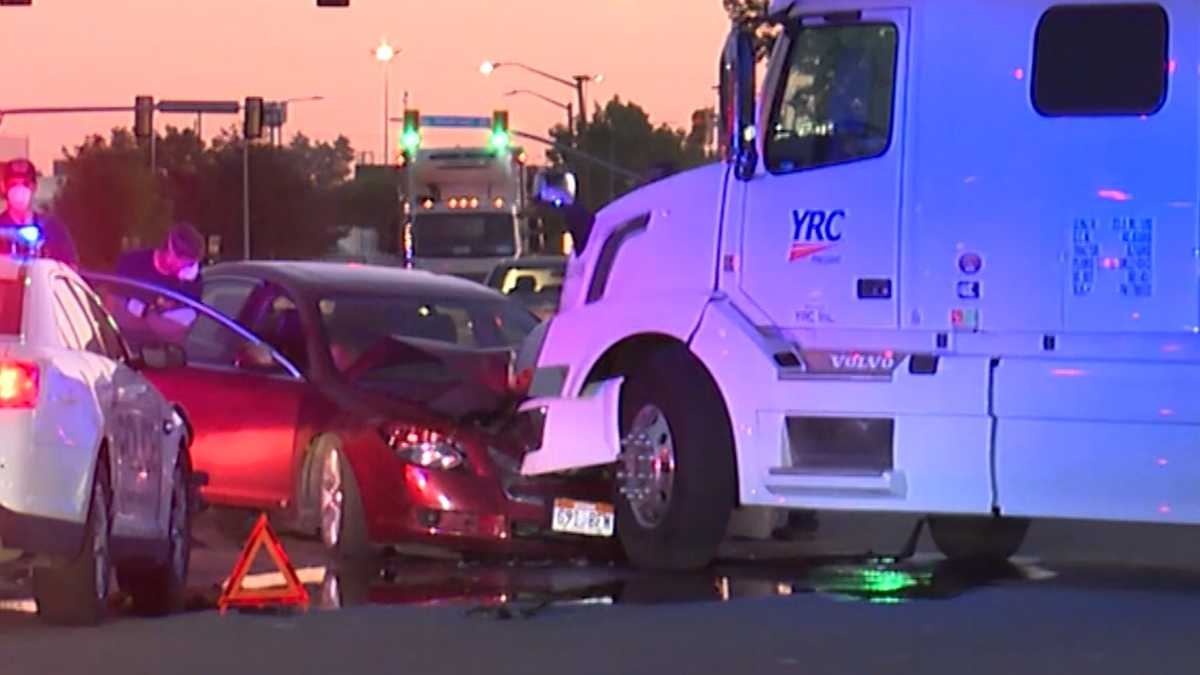 Hai be gai 4 tuoi va 9 tuoi tu lai oto ra bien o My hinh anh