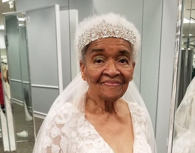 Cu ba da den duoc mac vay cuoi o tuoi 94 hinh anh
