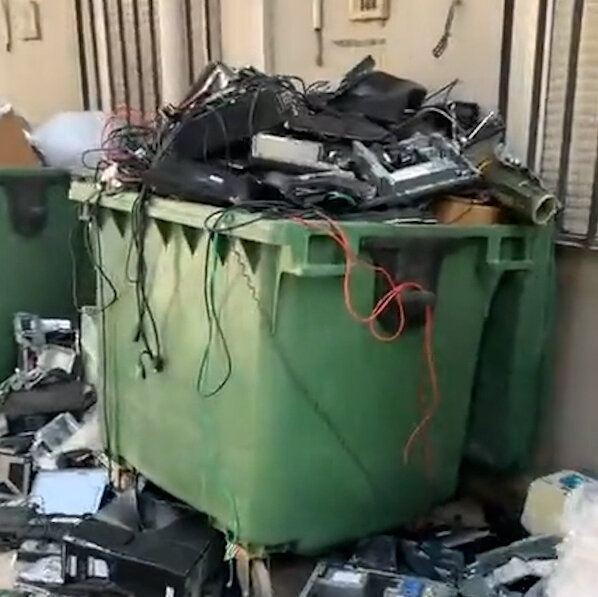 Chiec thung rac day thiet bi sau khi My so tan Dai su quan o Kabul hinh anh