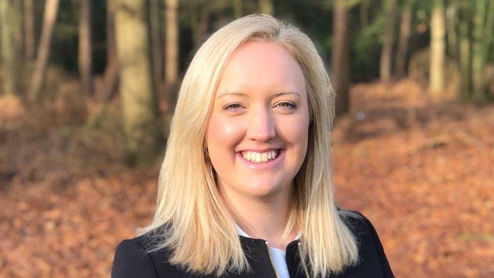 Nhan boi thuong 255.000 USD sau khi bi sep khong cho ve som don con hinh anh