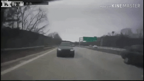 BMW tong thang duoi xe tai voi toc do gan 150 km/h hinh anh