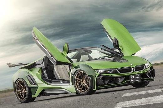 BMW I8 Roadster lot xac voi dan ao xanh nham hinh anh