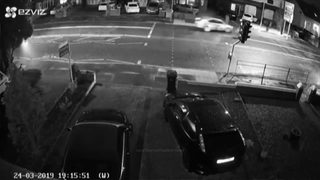 Sang duong au, xe dap suyt bo mang boi oto hinh anh