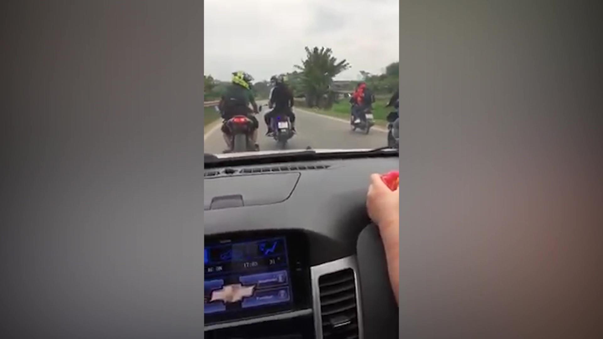 Phuot thu dan hang ngang, net po khieu khich oto hinh anh