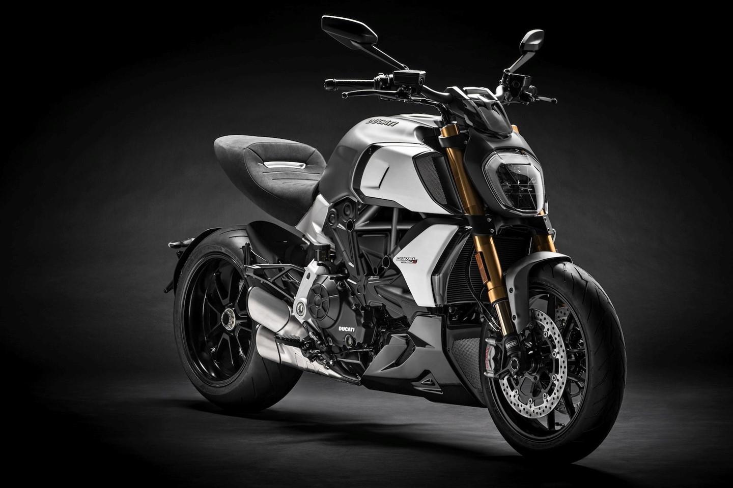 Diem noi bat tren Ducati Diavel 1260S anh 2
