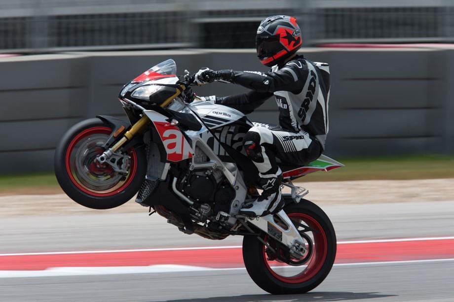 Aprilia Tuono V4 1100 Factory 2019: tang cong nghe, giam can nang hinh anh