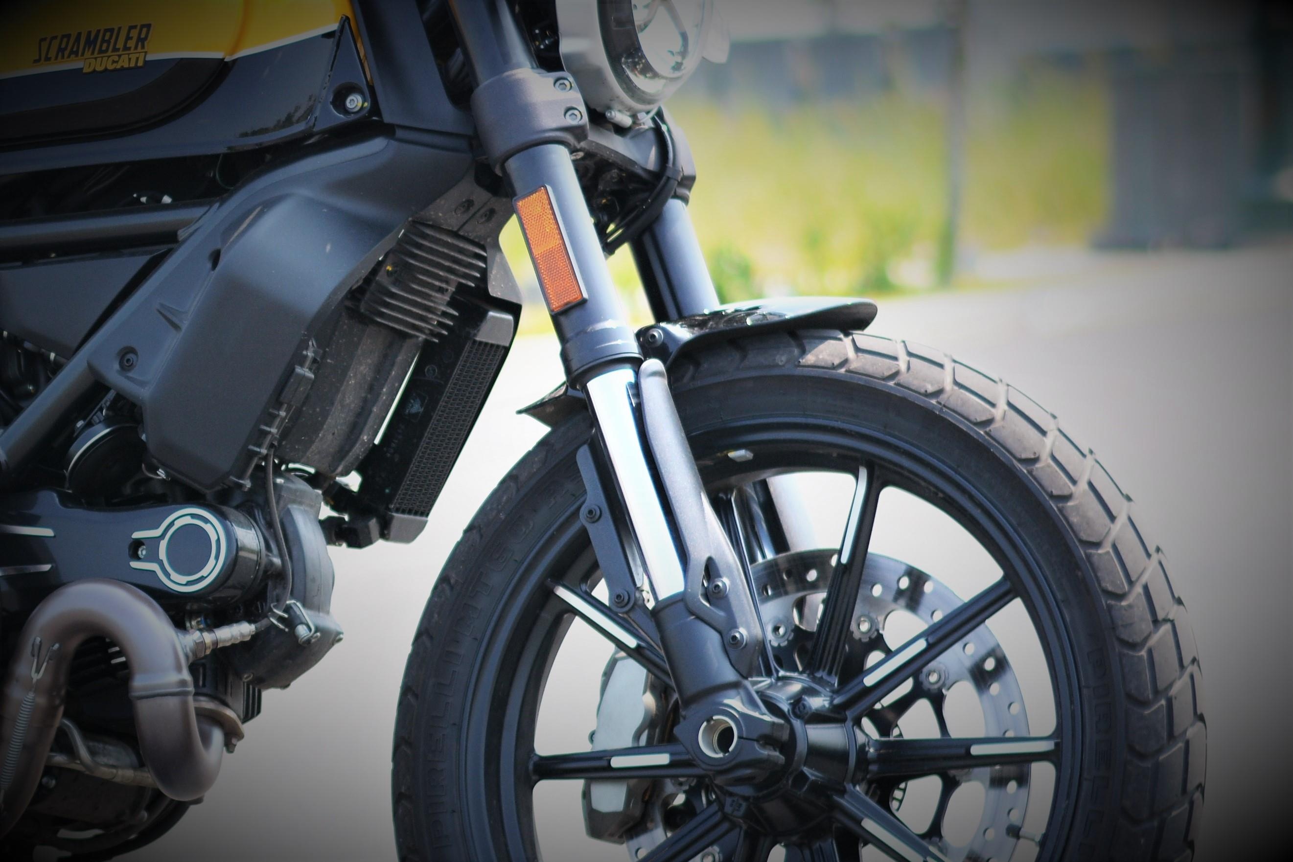 Su khac biet giua giam xoc Up Side Down va giam xoc ong long hinh anh