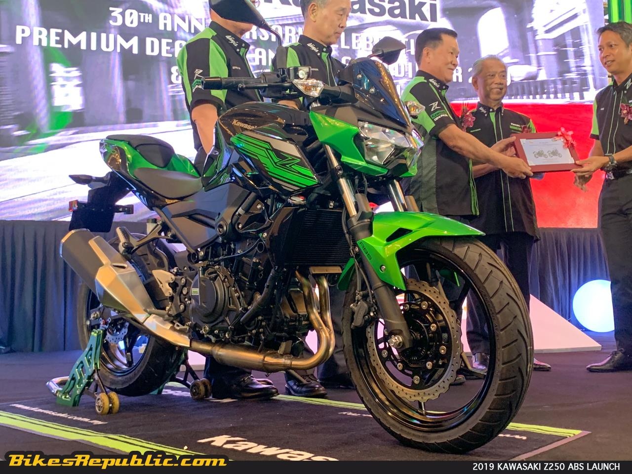 Kawasaki ra mat Z250 ABS va Z400 SE ABS anh 2