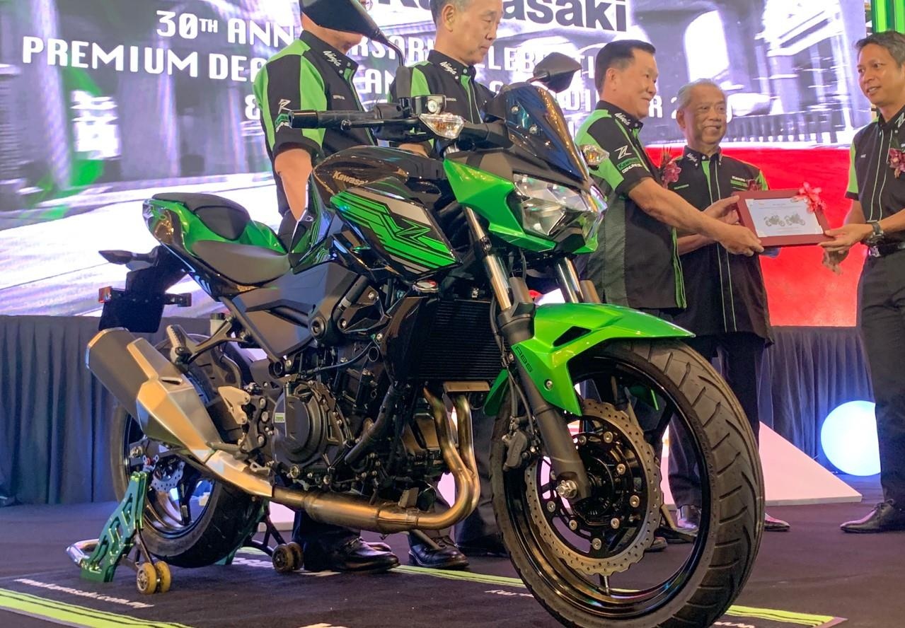 Kawasaki ra mat bo doi Z250 va Z400 SE 2019 dung chung thiet ke hinh anh