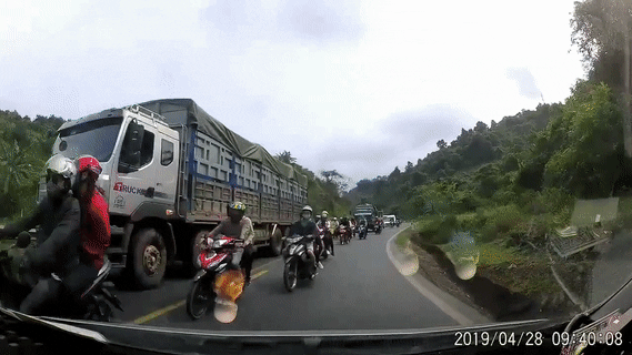 Doan phuot thu lan lan suyt dam truc dien vao oto hinh anh