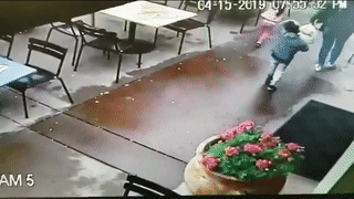 Oto mat lai dam thang, ui bay nha hang tren pho hinh anh