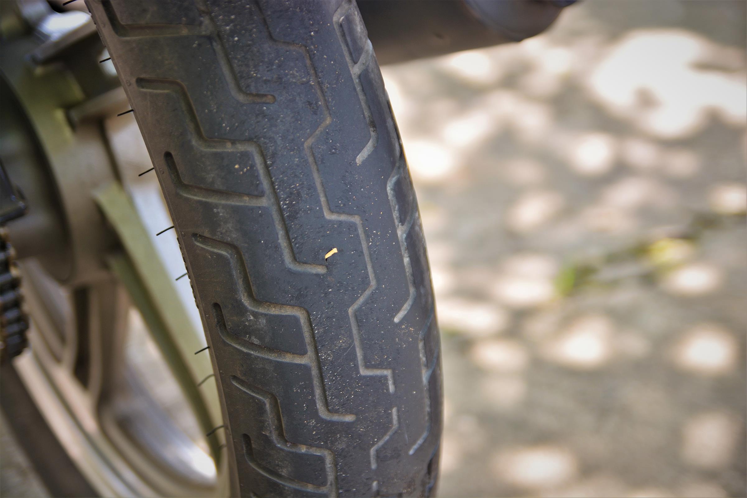 Cac buoc xu li khi xe xi lop giua duong anh 1