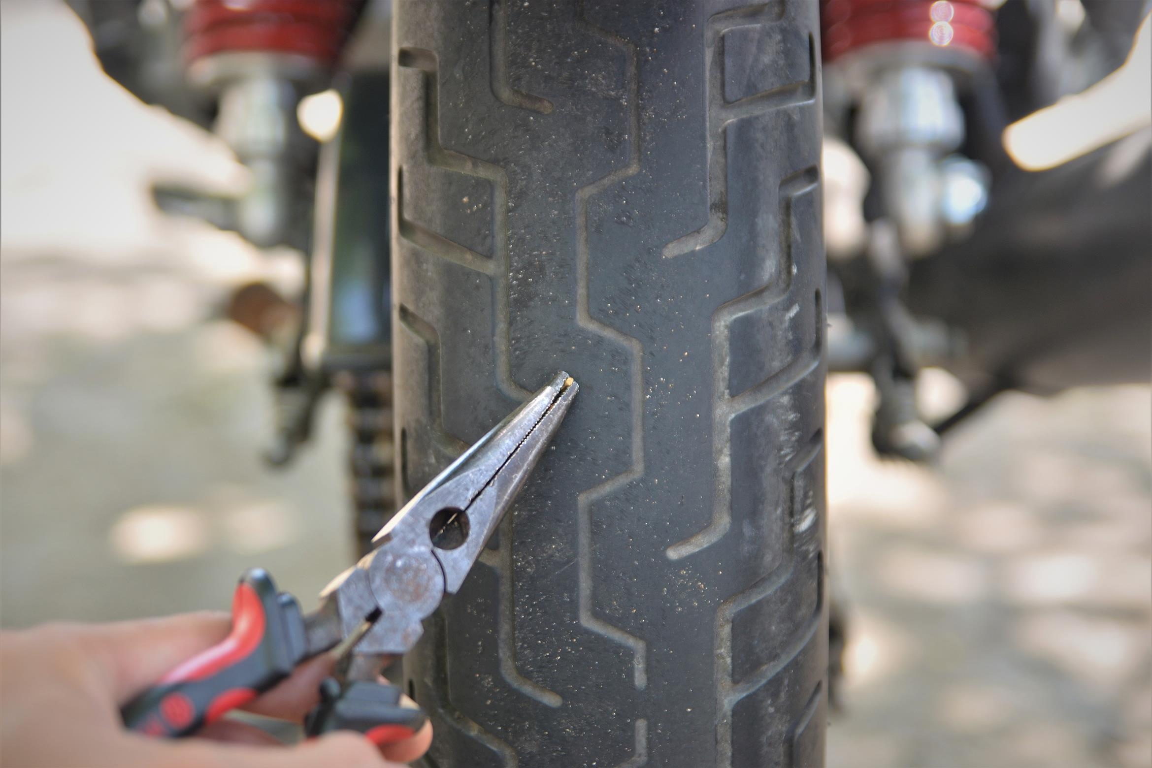 Cac buoc xu li khi xe xi lop giua duong anh 3