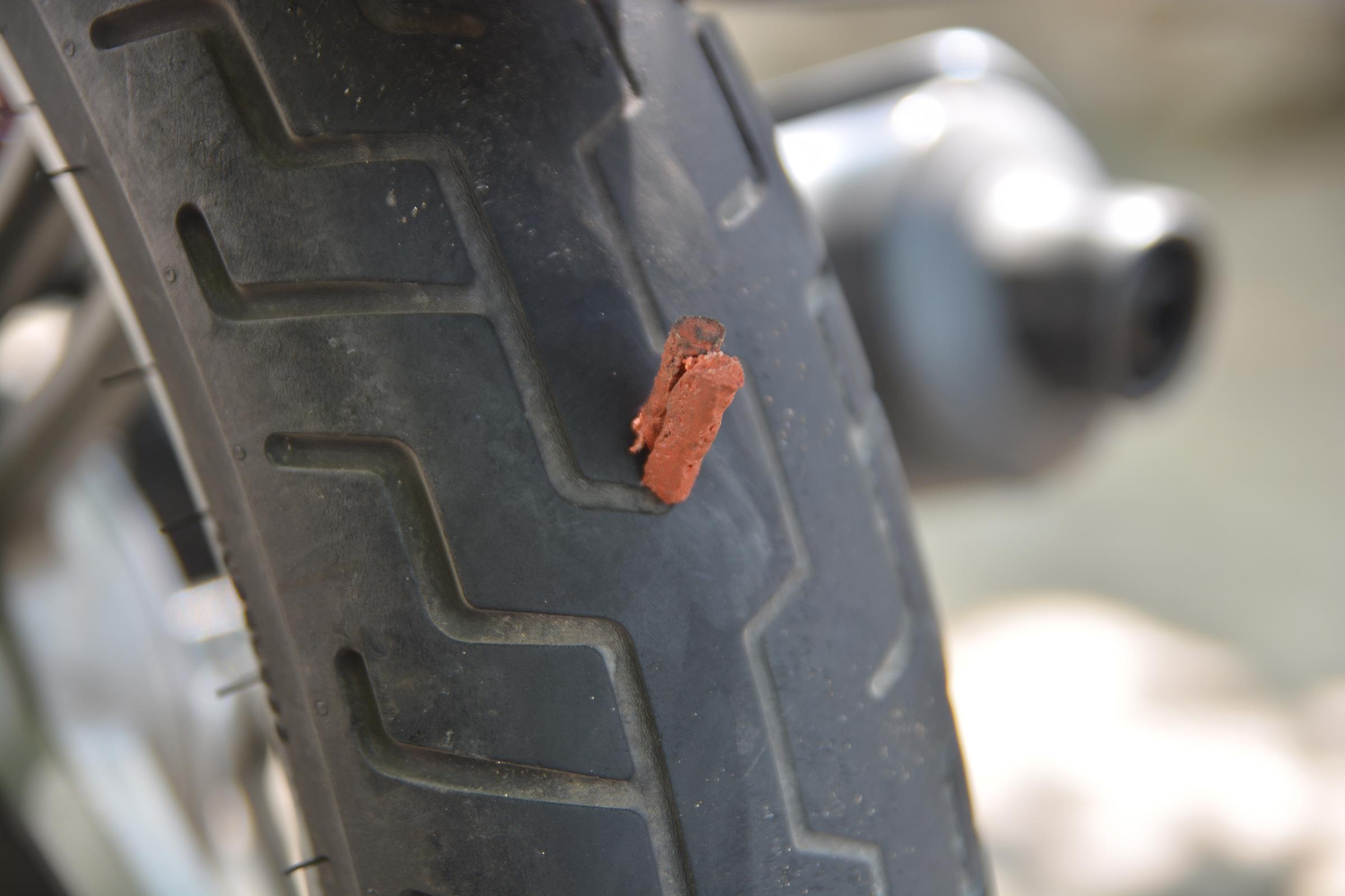 Cac buoc xu li khi xe xi lop giua duong anh 6