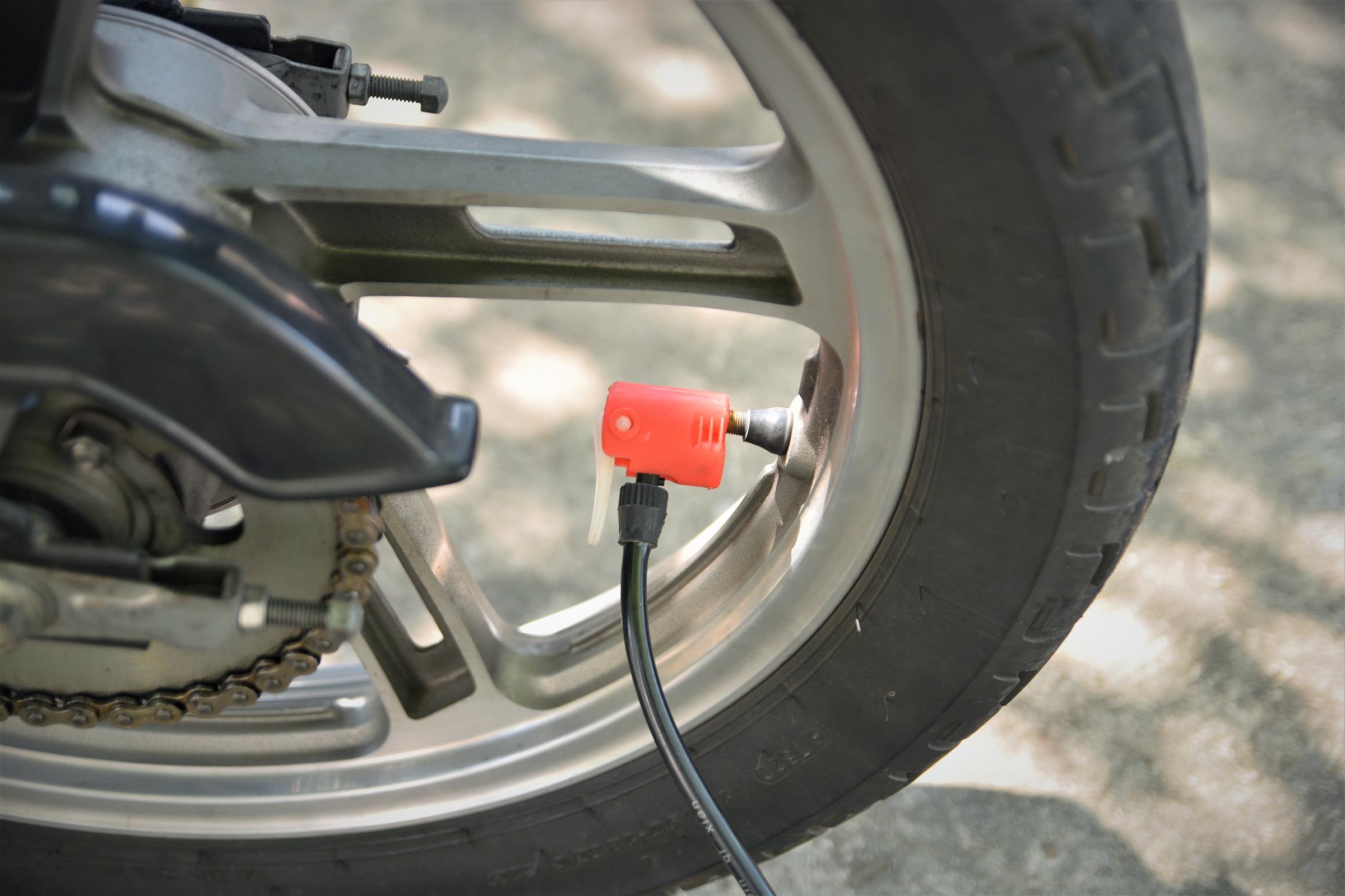 Cac buoc xu li khi xe xi lop giua duong anh 7