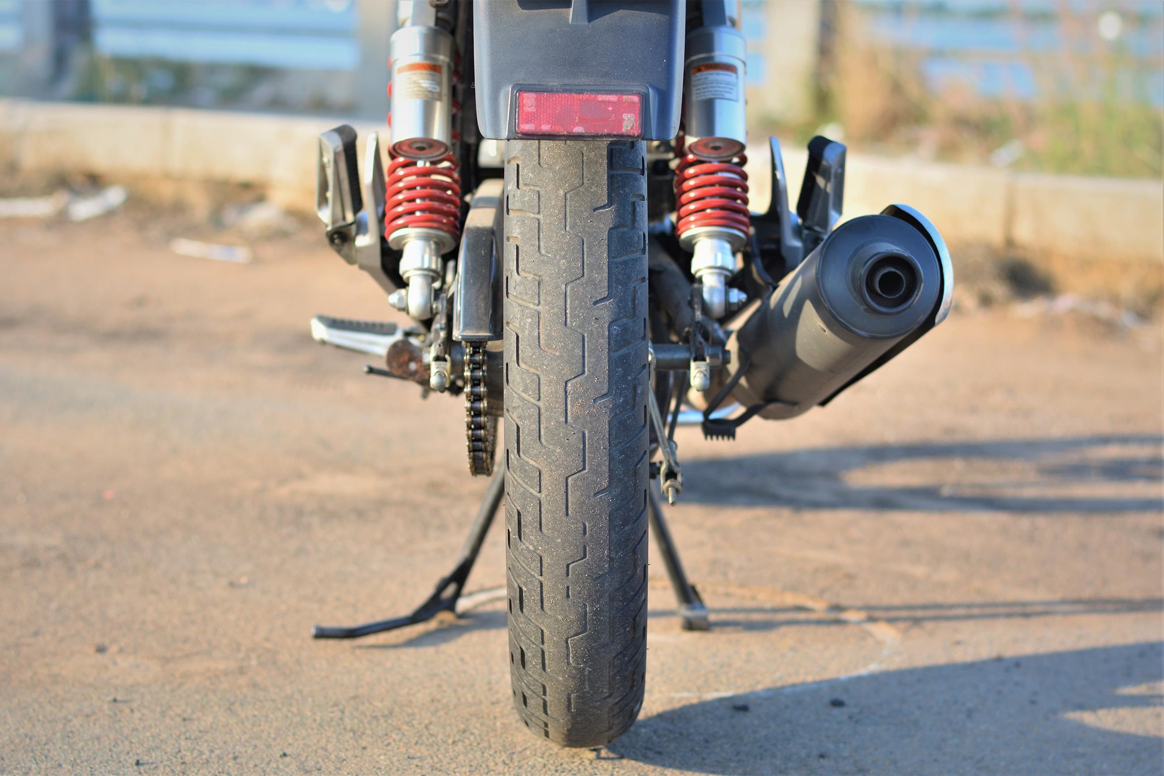 Cac buoc xu li khi xe xi lop giua duong anh 9