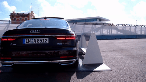 Audi A8 chong va cham ben hong bang he thong giam xoc dac biet hinh anh