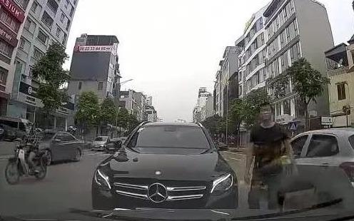 Tai xe Mercedes lan lan con chui xe khac khong nhuong duong hinh anh