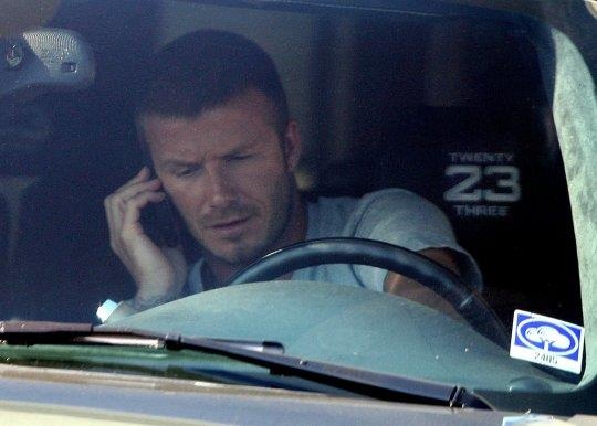 Dung smartphone, chay qua toc do, David Beckham bi cam lai xe 6 thang hinh anh