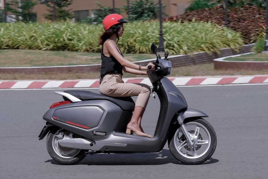 Toi co nen ban xe may mua xe dien trong thoi 'bao' gia? hinh anh