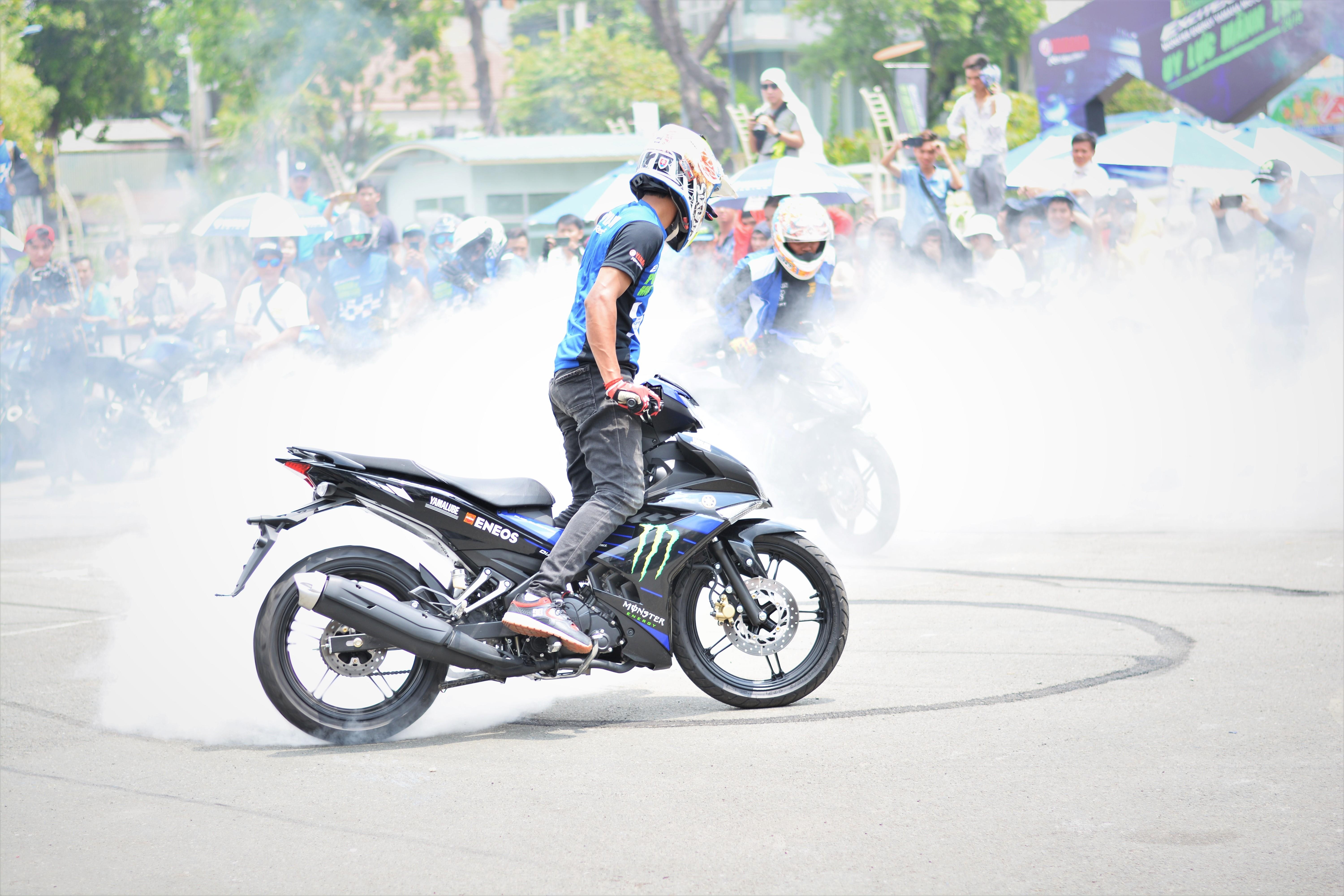 Nhung pha bieu dien stunt kich tinh tai Sai Gon hinh anh