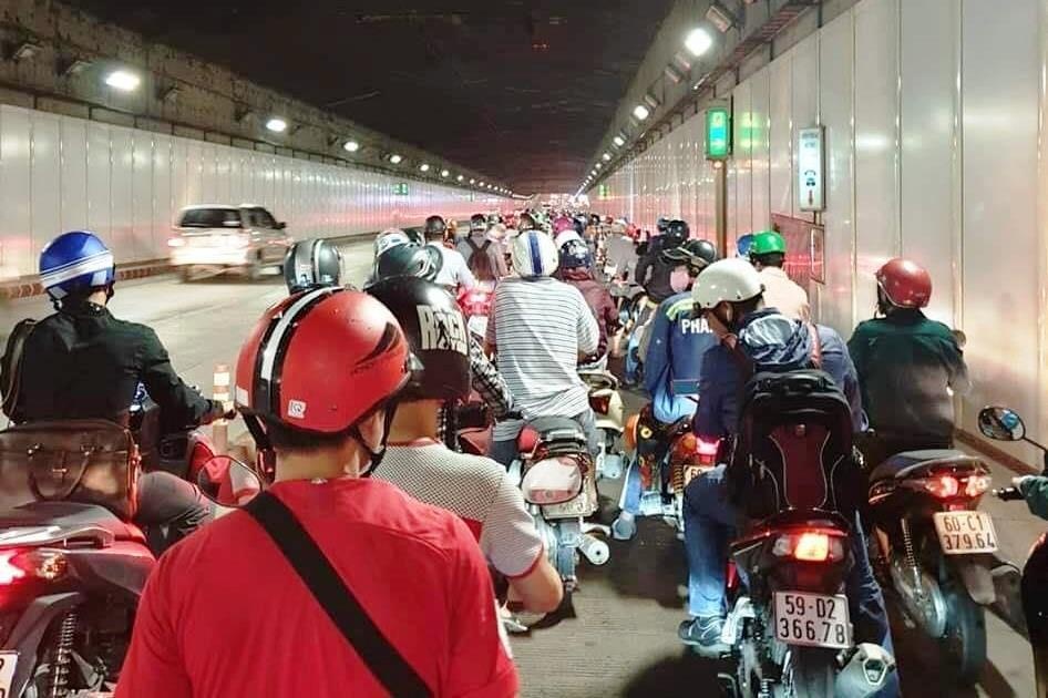 Dung xe trong ham de tru mua co vi pham luat khong? hinh anh