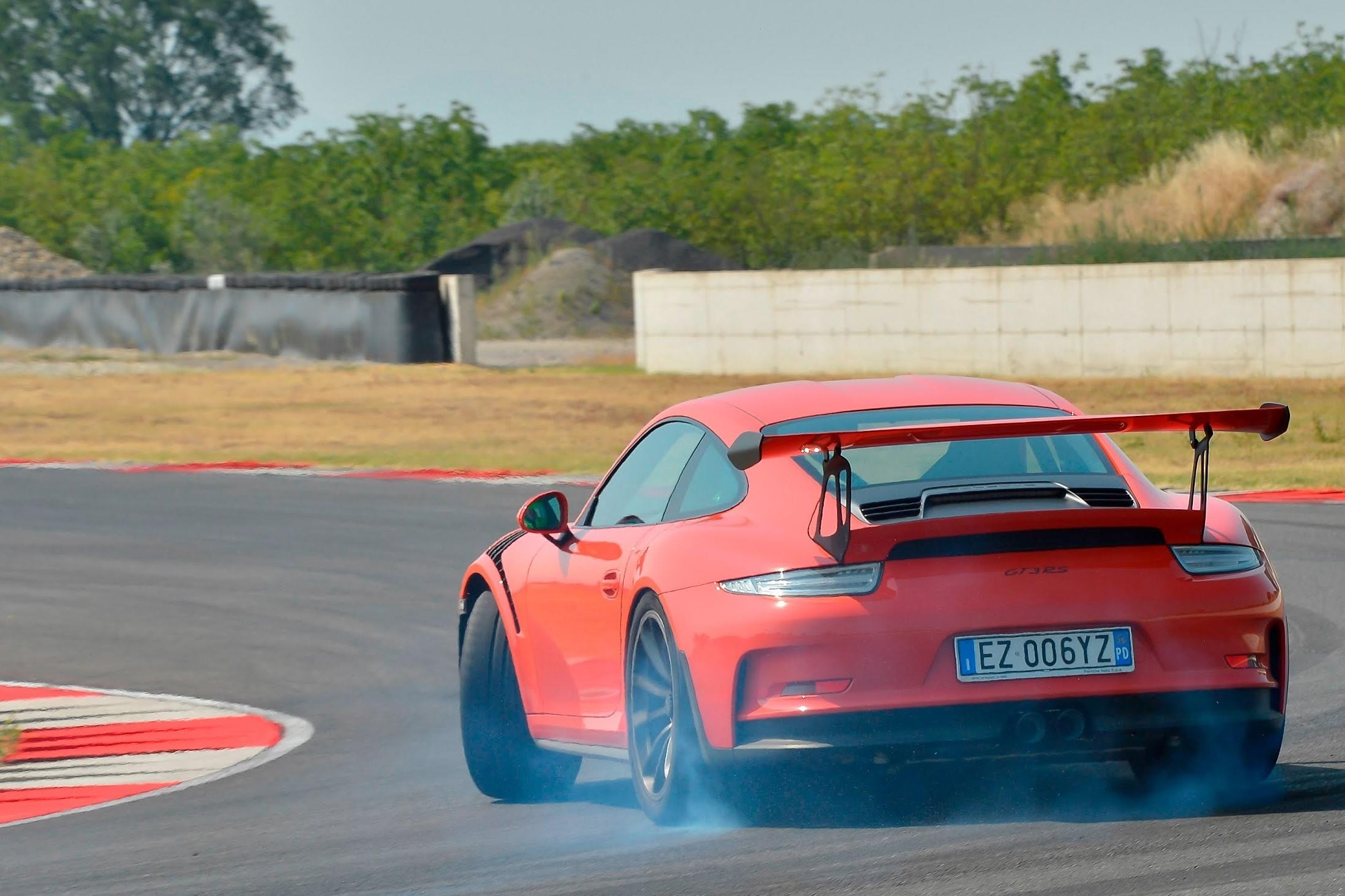 Tai sao sieu xe the thao thuong co dong co dat o phia sau? hinh anh