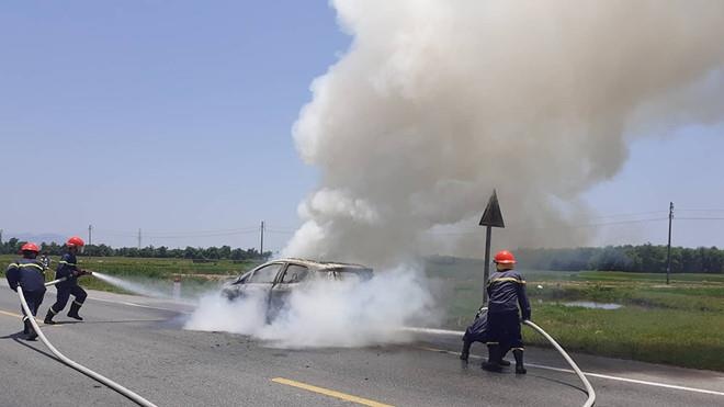 Ford EcoSport chay tro khung tren duong di bao duong hinh anh