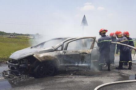 Ford EcoSport chay tro khung - phat hien rom o gam xe hinh anh