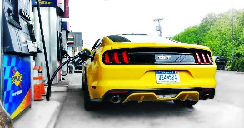 Khoi dong xe khi dang do xang lieu co gay chay no? hinh anh