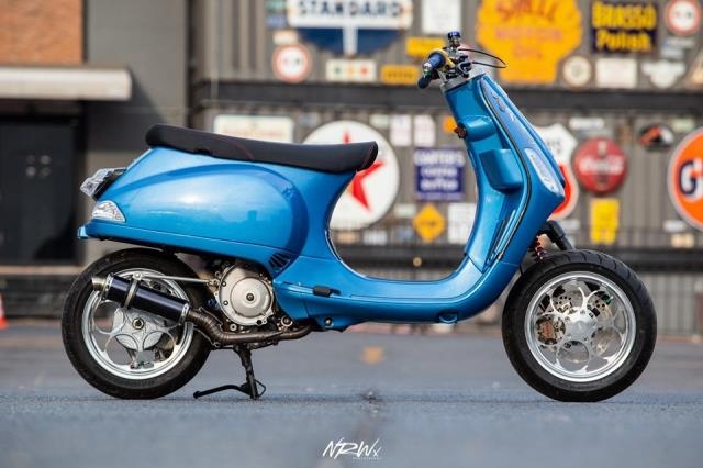 Xe Vespa do phong cach khong giong ai, mat luon chat Y lich lam hinh anh